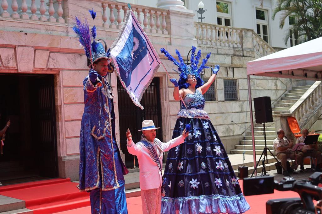 Folia aberta no Rio: prefeito entrega chave da cidade ao Rei Momo