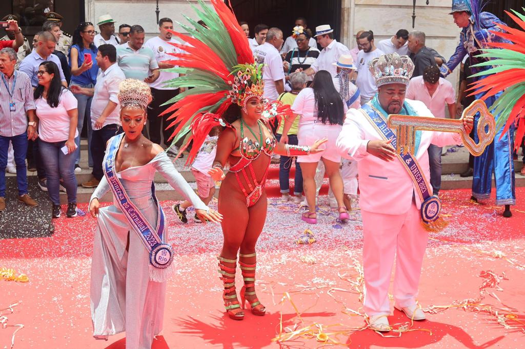 Folia aberta no Rio: prefeito entrega chave da cidade ao Rei Momo