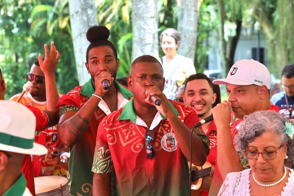 Folia aberta no Rio: prefeito entrega chave da cidade ao Rei Momo