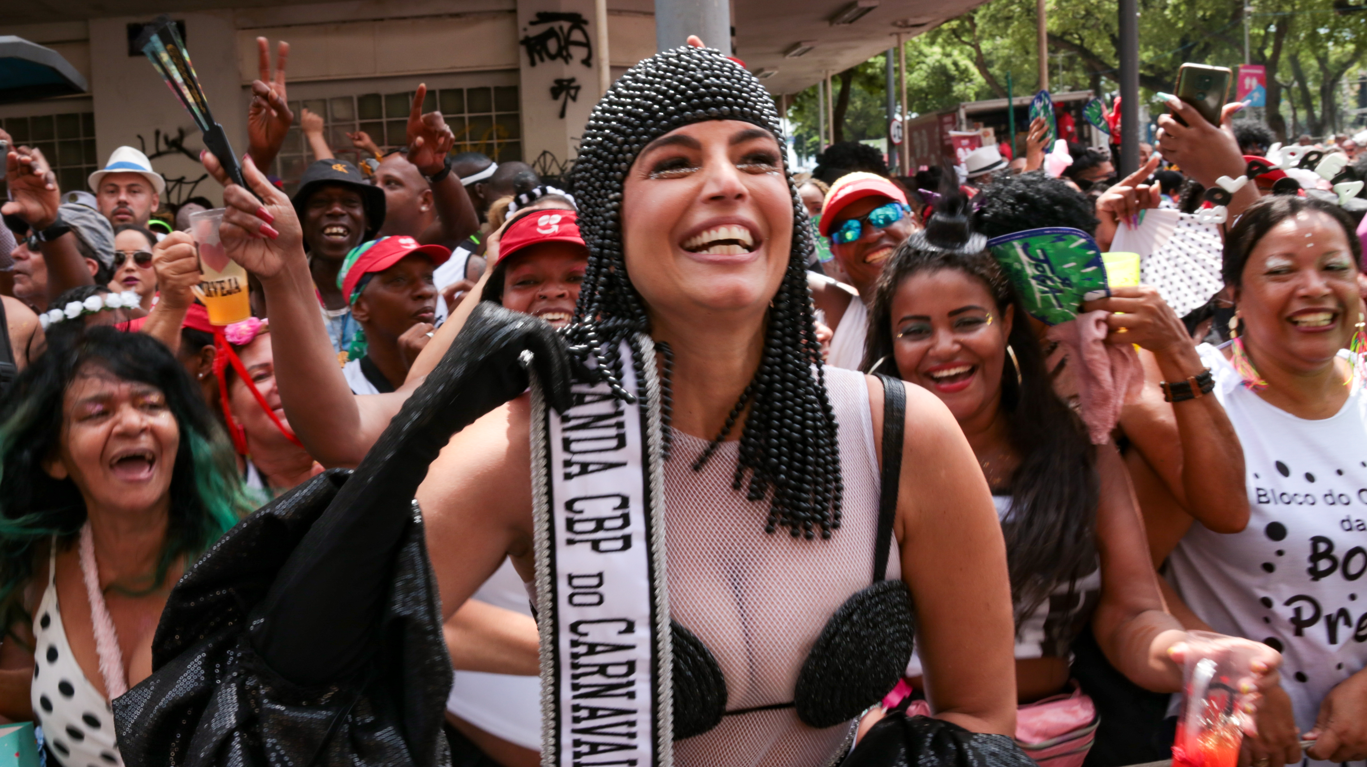 Emanuelle Araújo foi coroada a musa do bloco