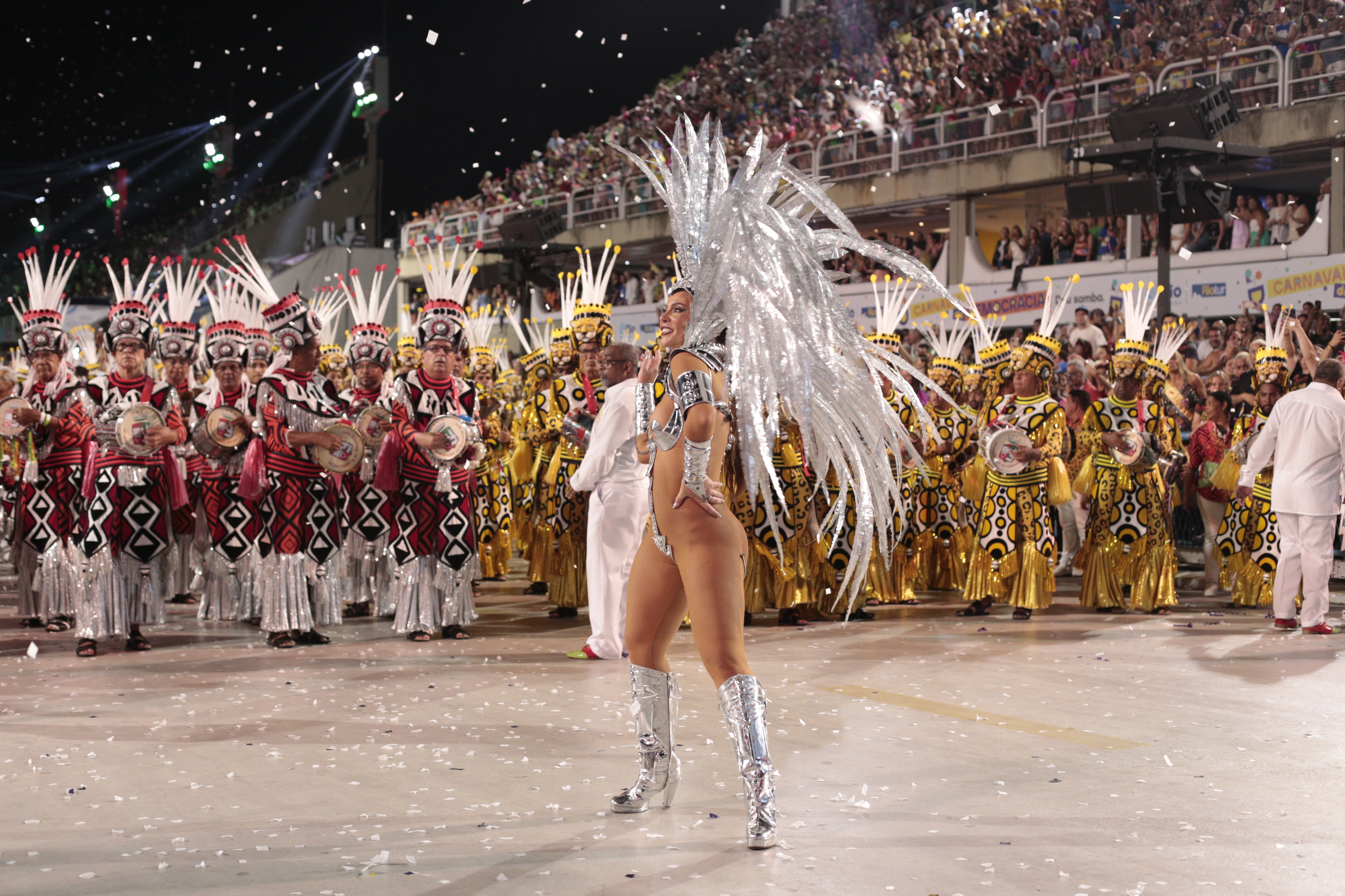 Paolla Oliveira brilhou como Rainha da Bateria da Grande Rio