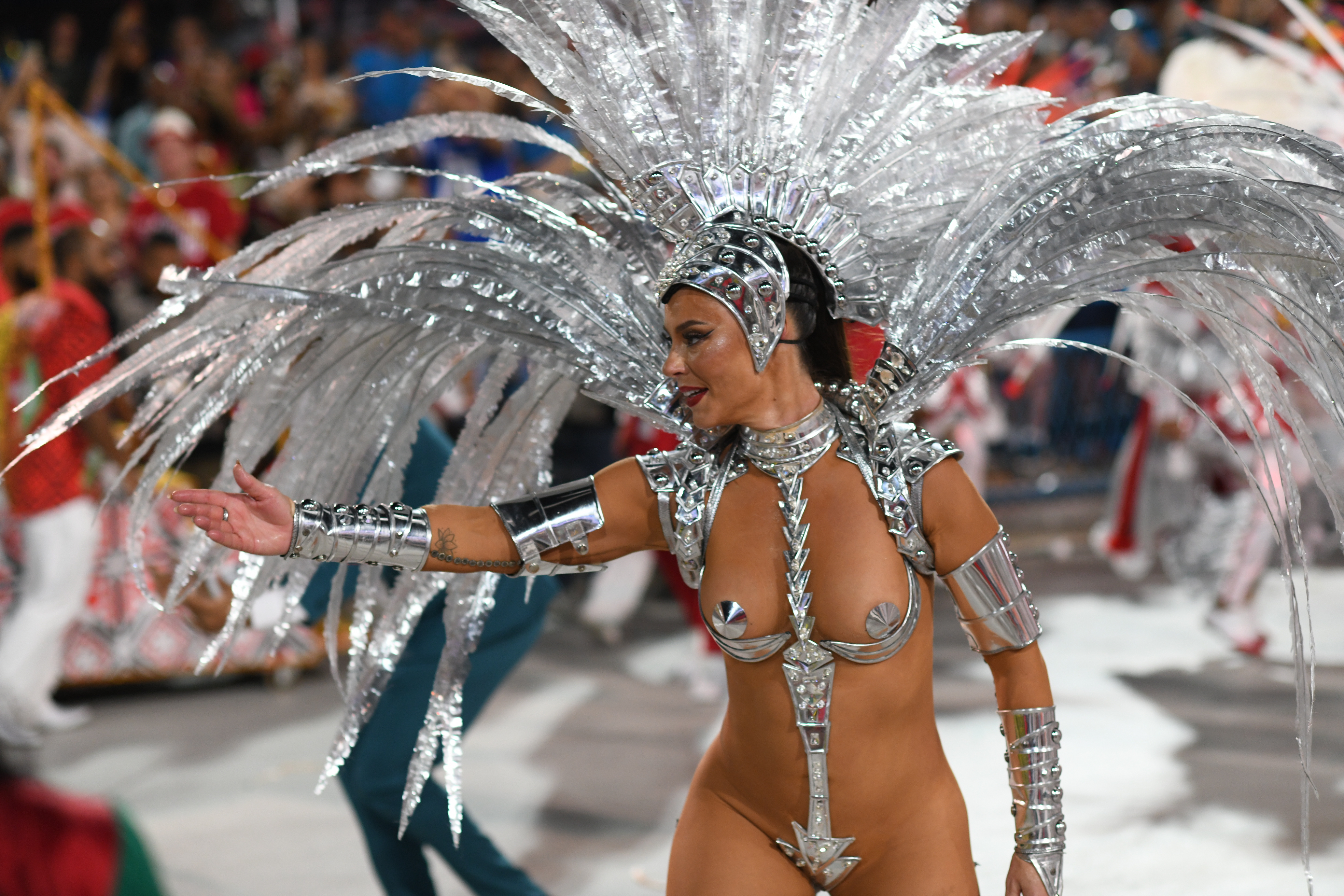 Paolla Oliveira brilhou como Rainha da Bateria da Grande Rio