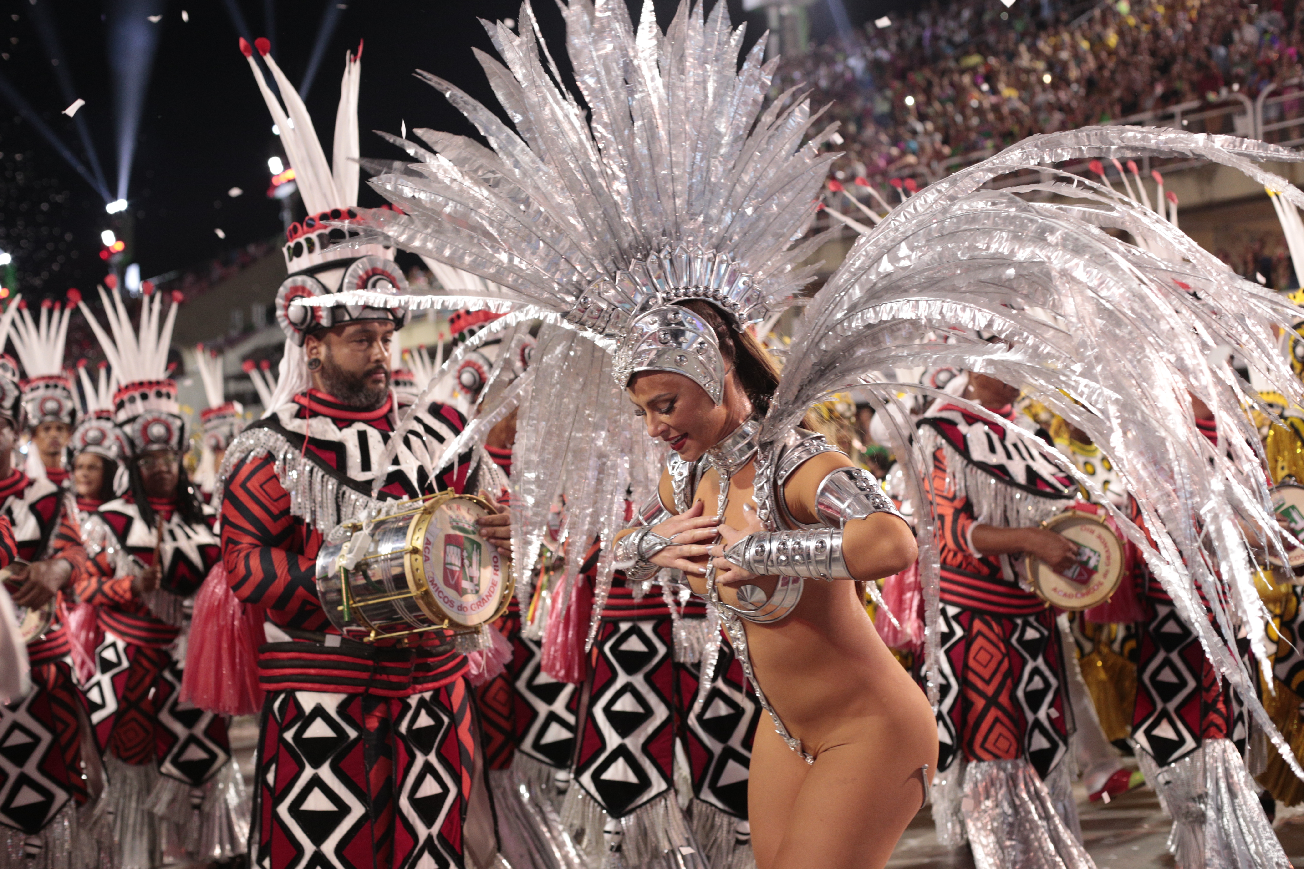 Paolla Oliveira brilhou como Rainha da Bateria da Grande Rio