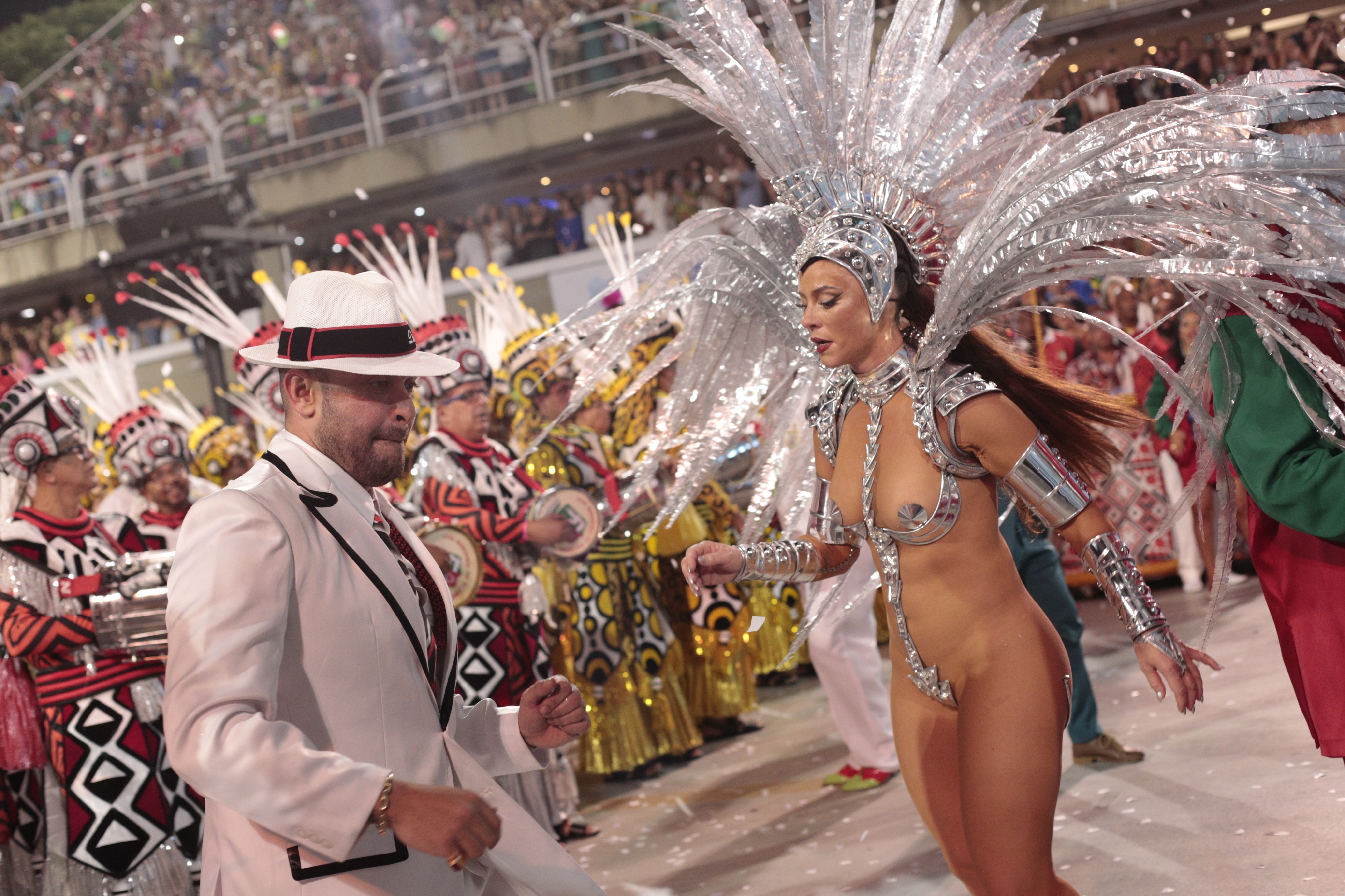 Paolla Oliveira brilhou como Rainha da Bateria da Grande Rio