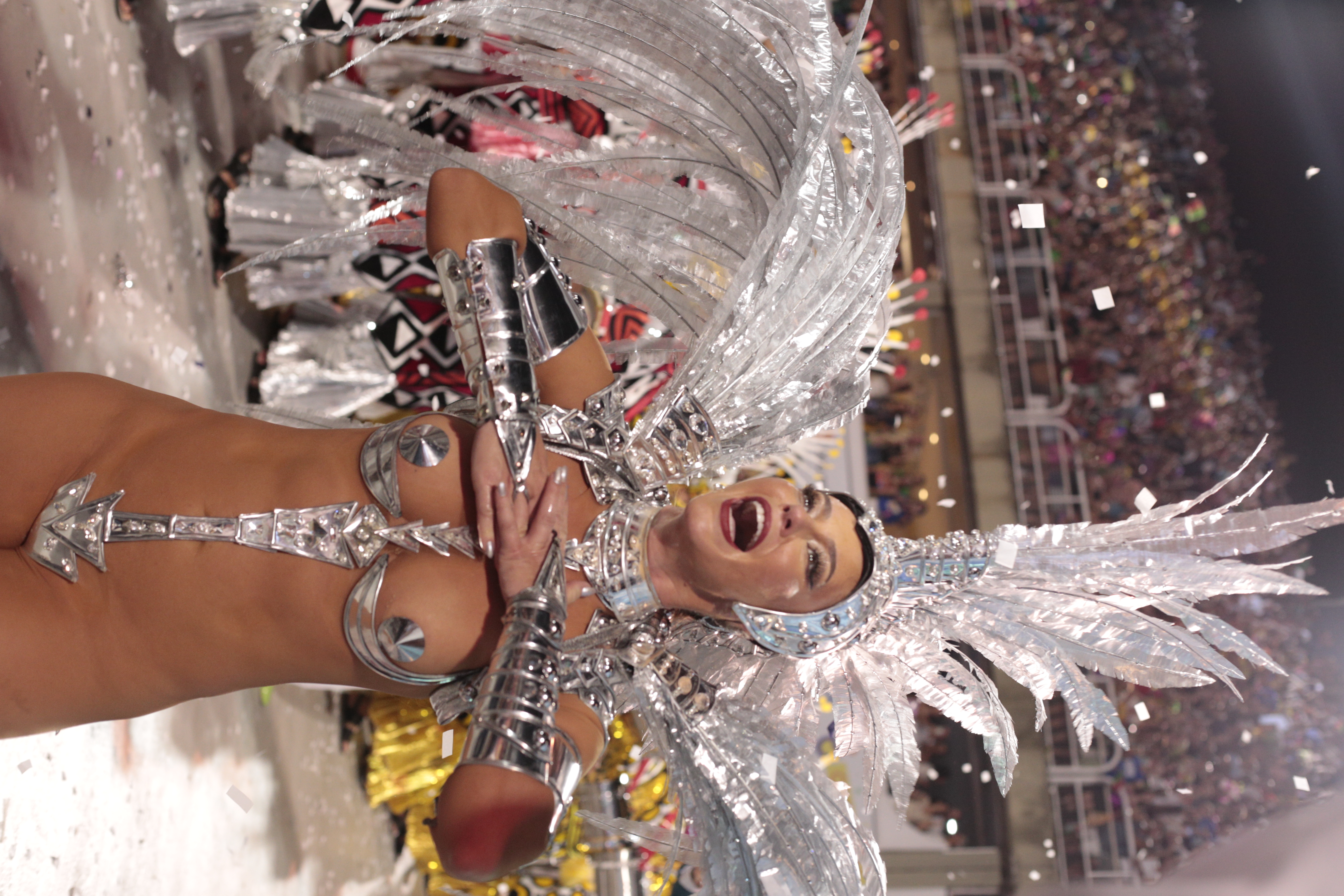 Paolla Oliveira brilhou como Rainha da Bateria da Grande Rio