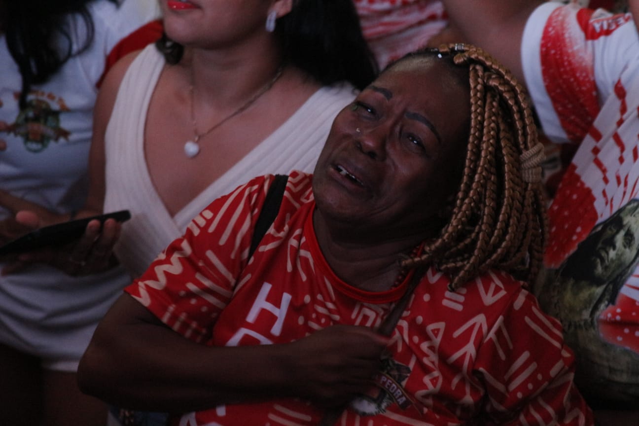 Torcedores e integrantes da escola ficaram eufóricos com o resultado