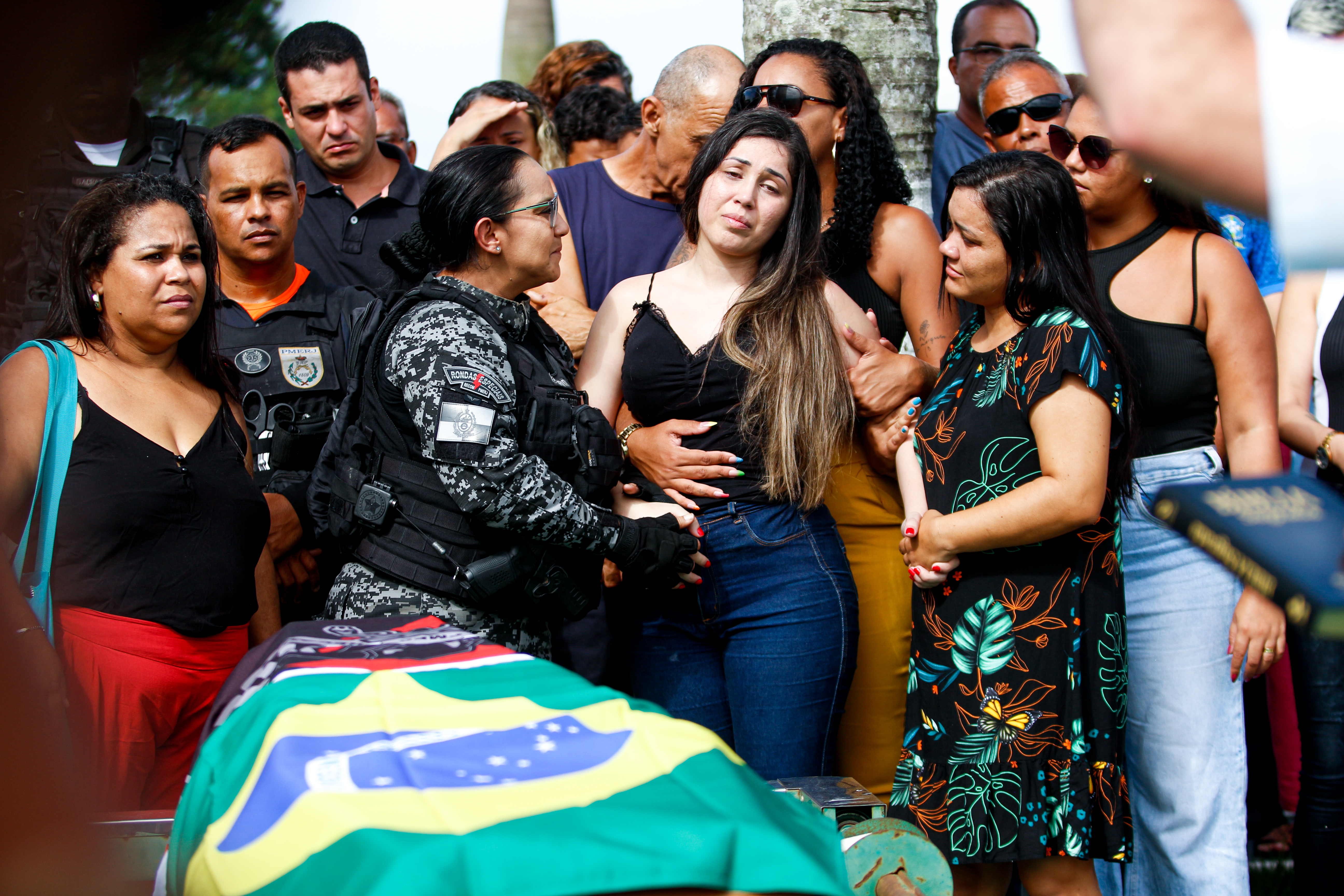 Mariana, atual esposa do cabo, estava muito abalada e precisou ser consolada por amigos