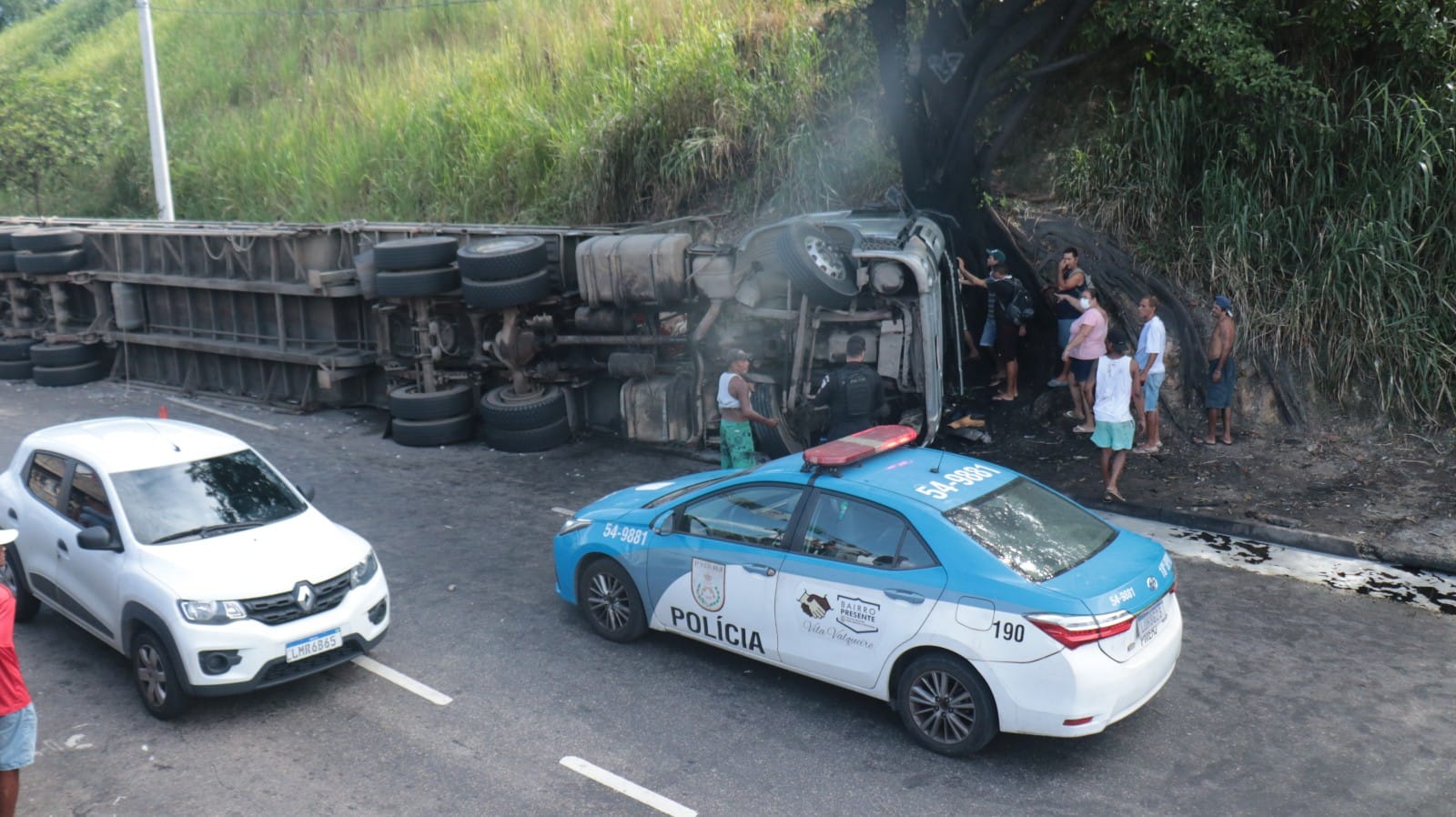 Moradores pegam carga de galinhas de caminhão que tombou na via 