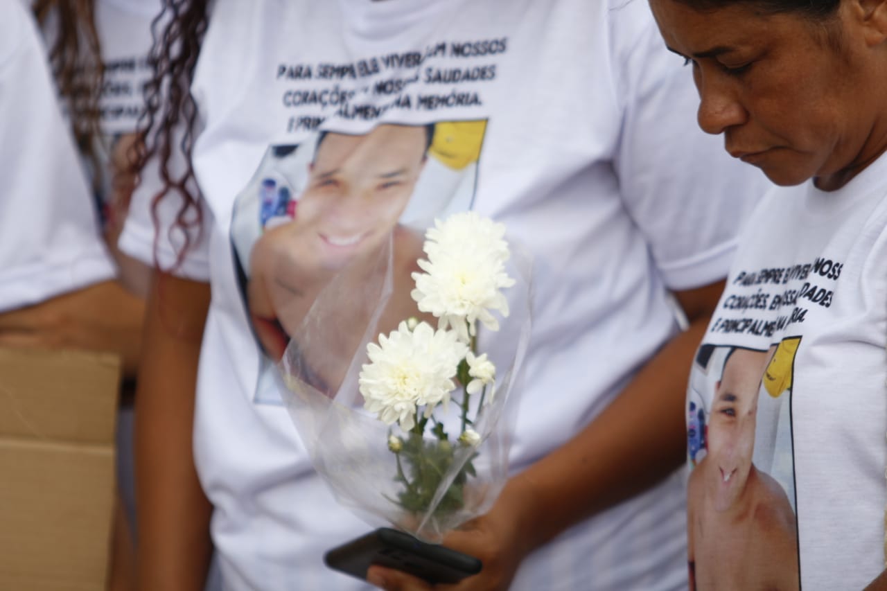 Muitas homenagens de parentes e amigos 