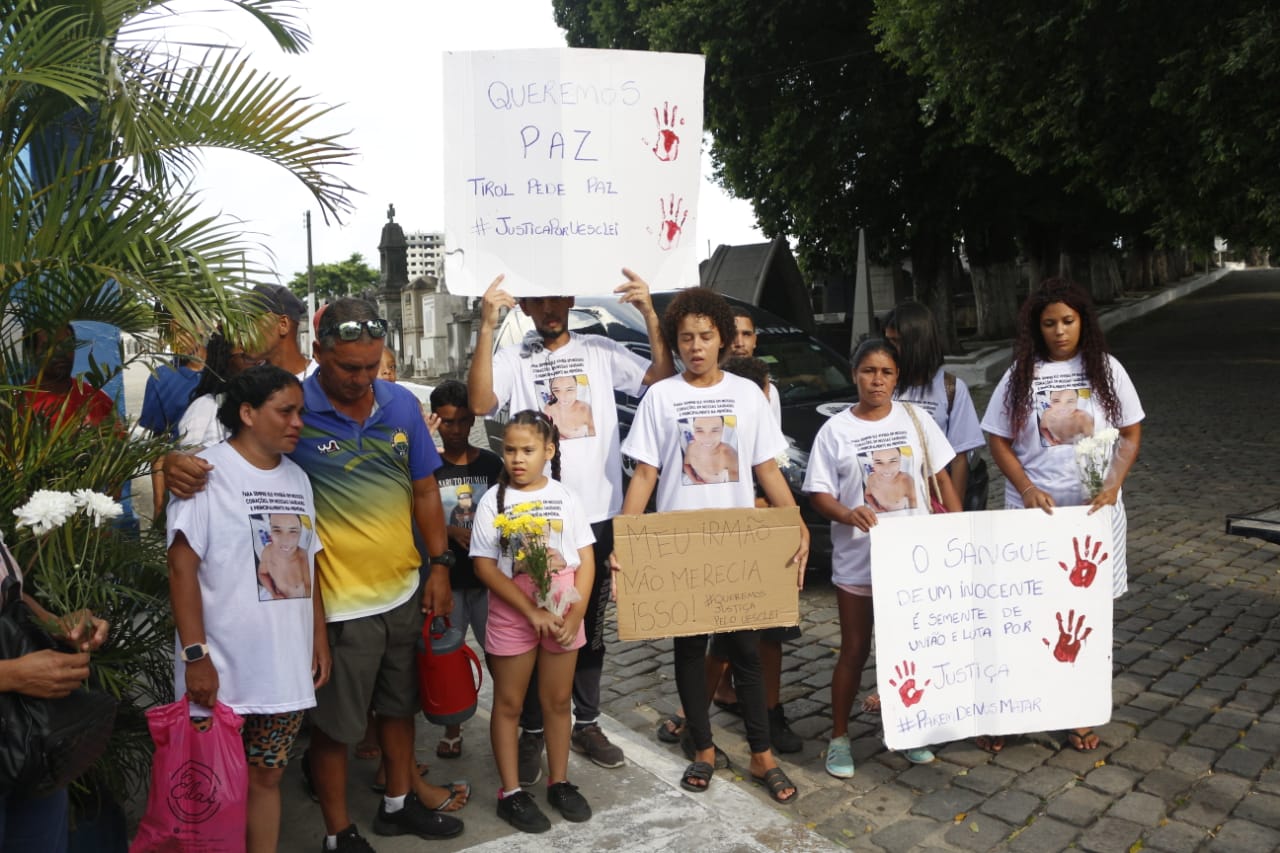 Presentes ao enterro também se manifestaram com cartazes 