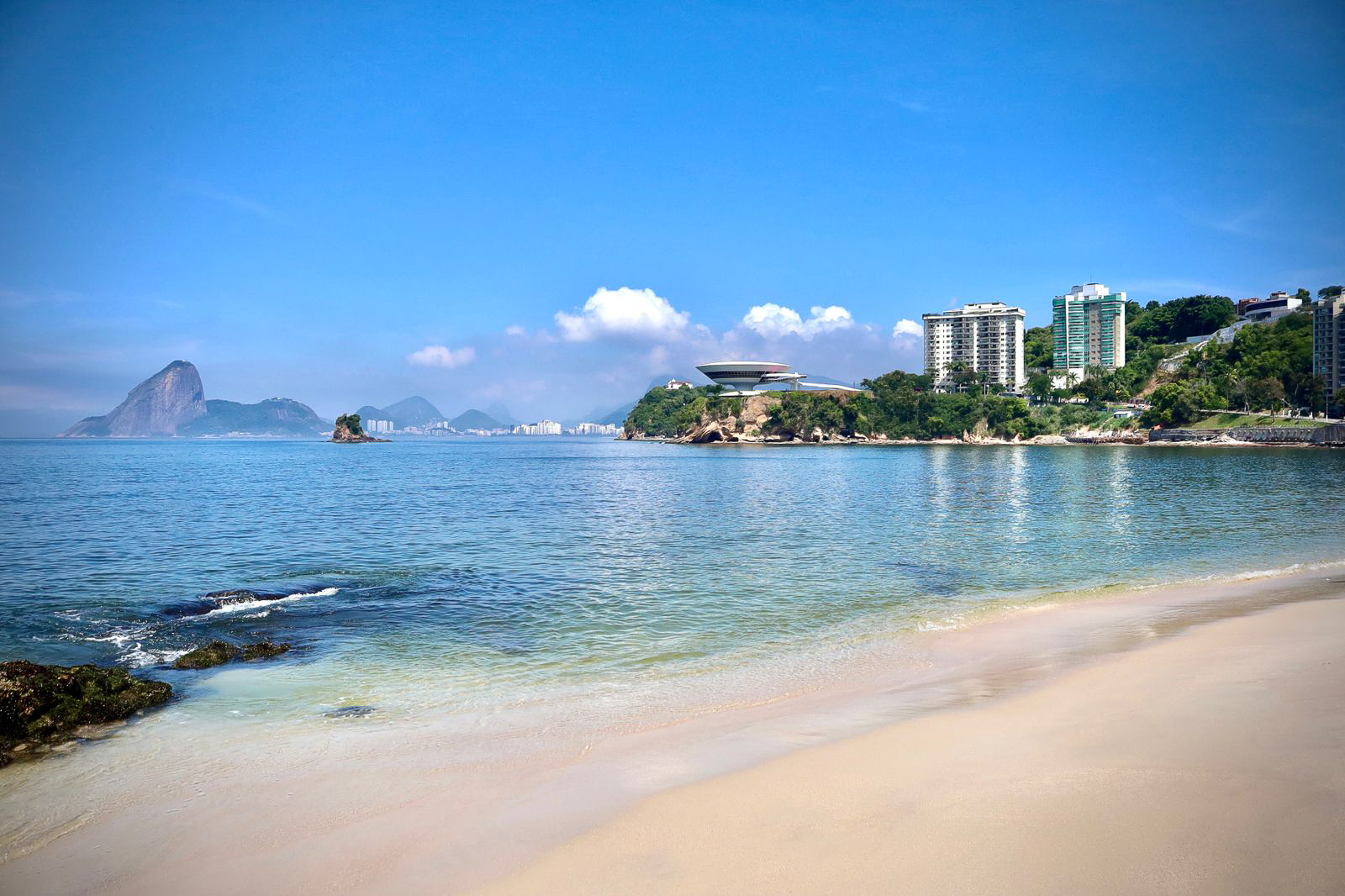 Mar cristalino em Icaraí atraiu banhistas