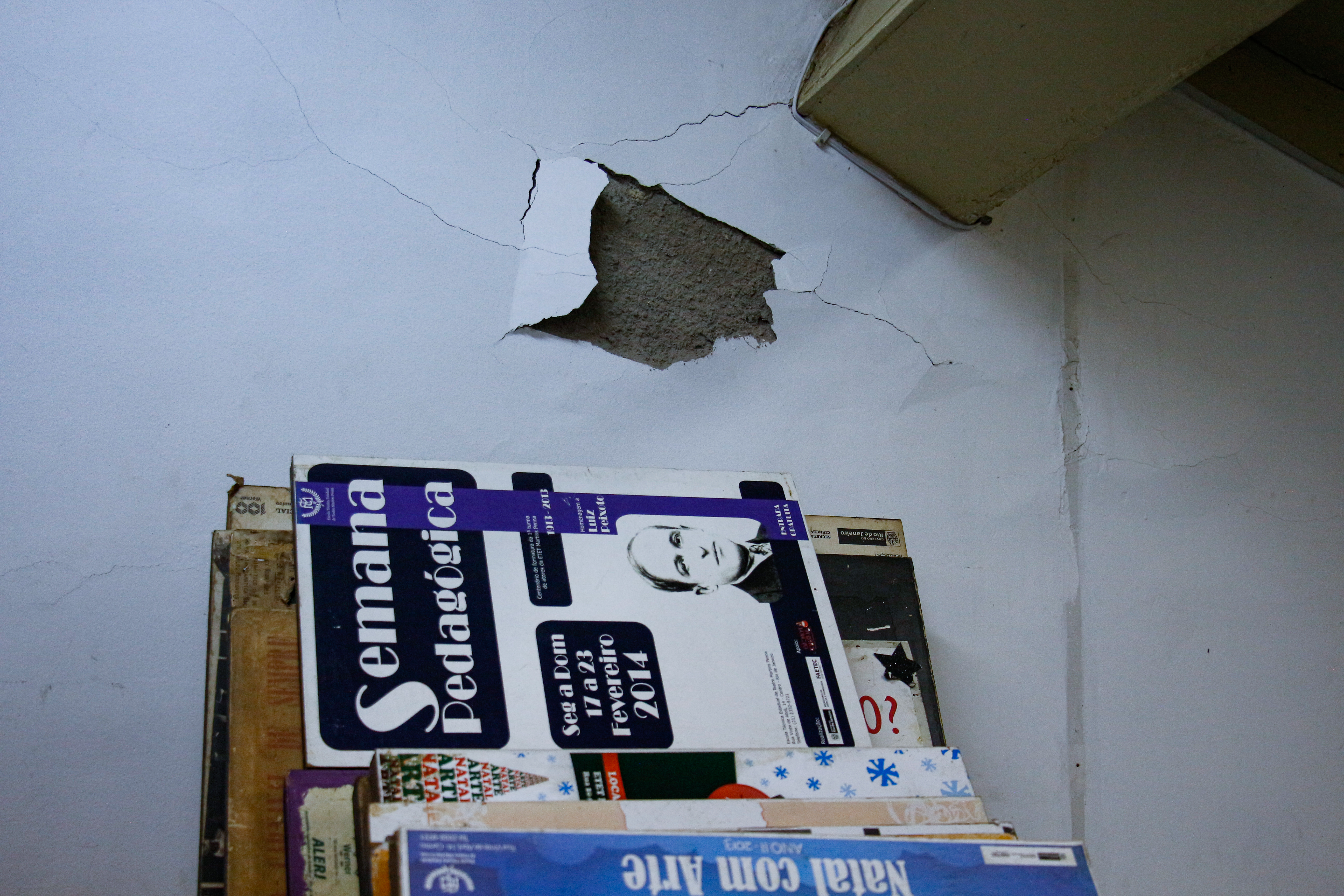 A escola também enfrenta problemas de goteira, mofo e infestações de insetos