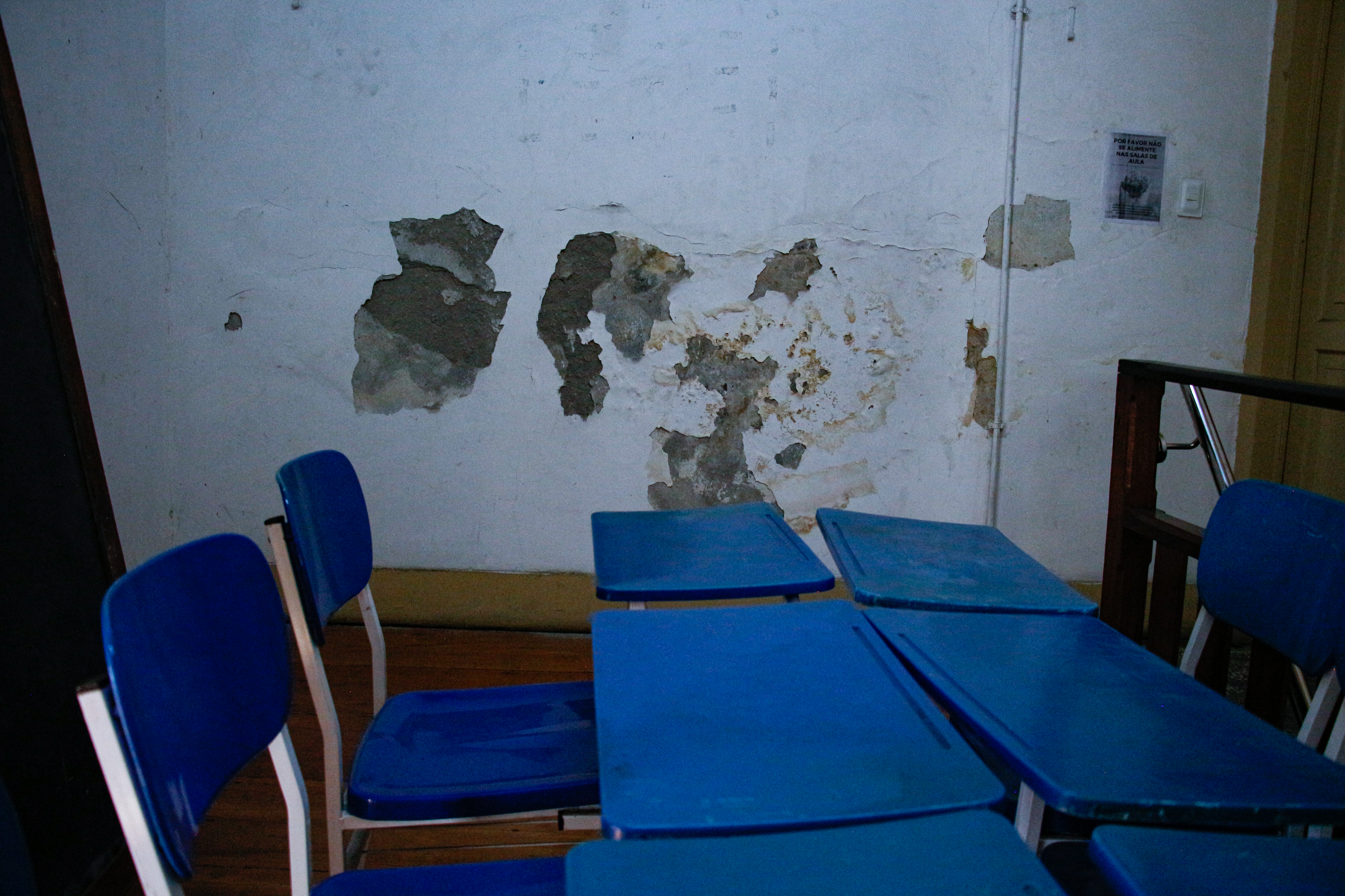 A escola também enfrenta problemas de goteira, mofo e infestações de insetos