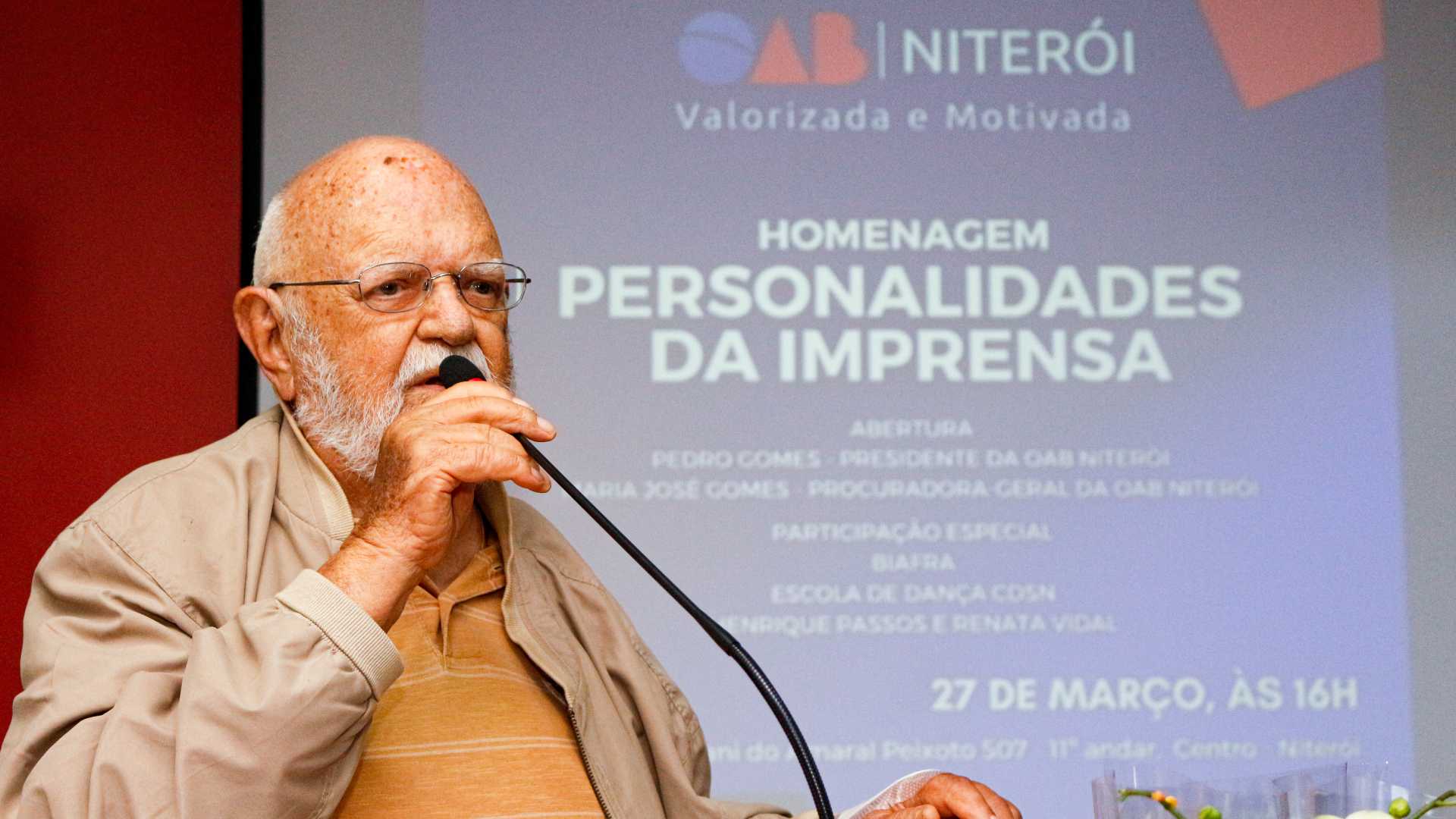 O jornalista e escritor Carlos Ruas foi ovacionado pelo público