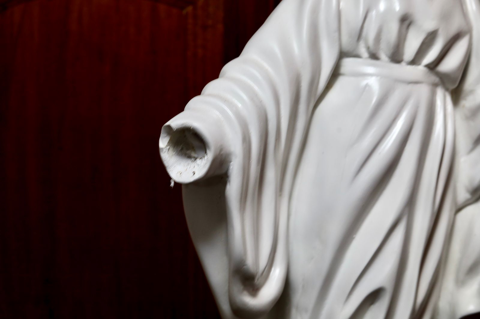 A Santa Nossa Senhora do Sorriso ficou sem um braço durante o ato de vandalismo