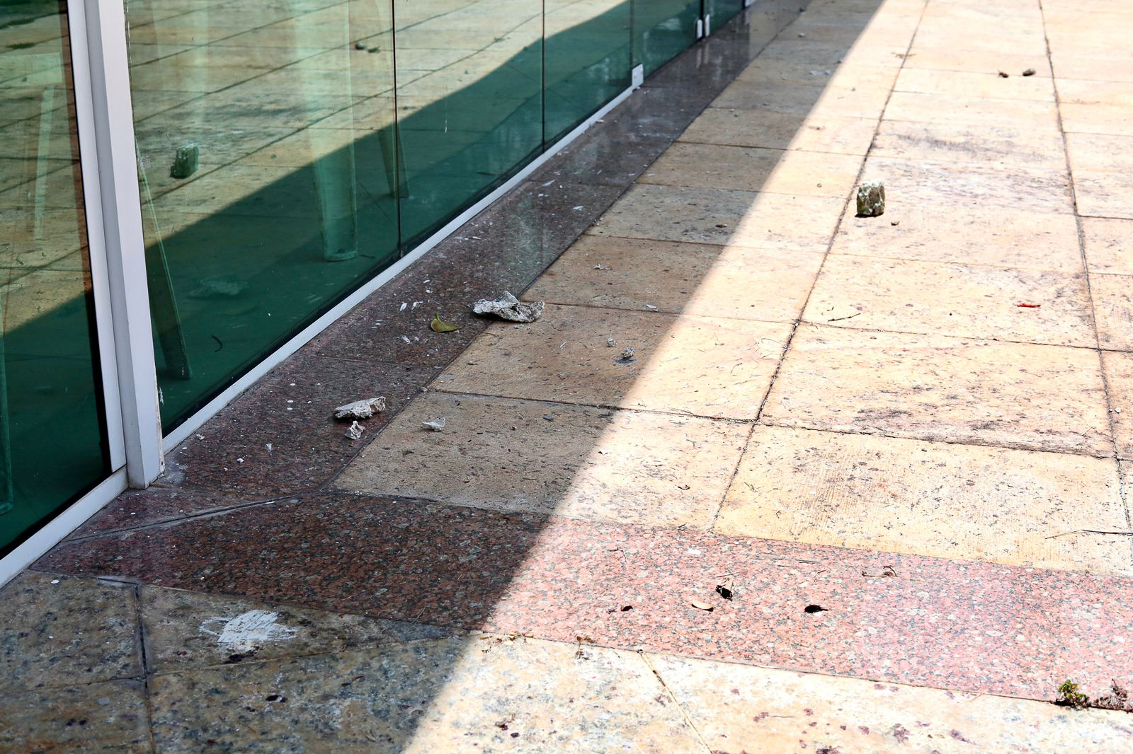 Os vidros da igreja foram apredrejados