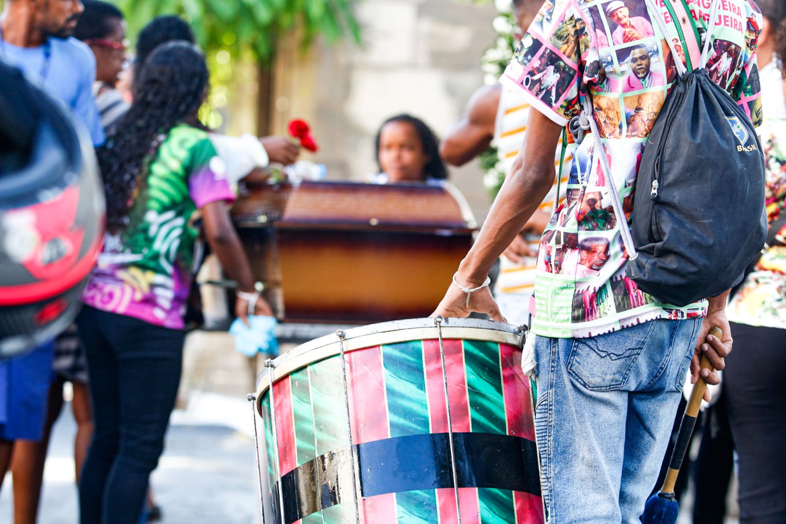 Muita emoção de familiares e amigos no Cemitério do Catumbi