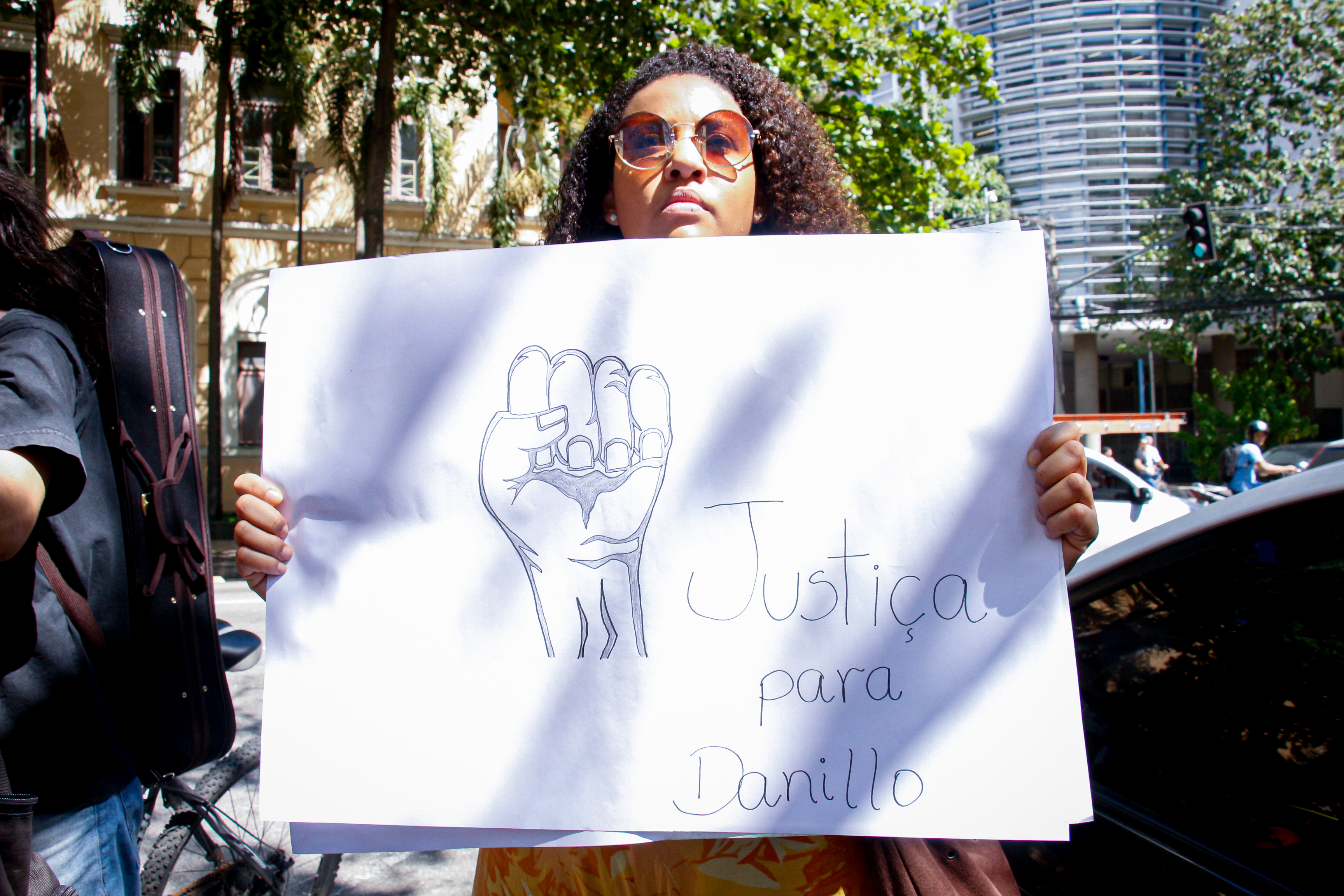 Os jovens usaram cartazes com pedidos de justiça