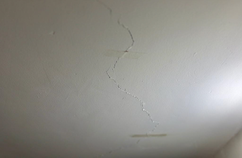 Rachaduras podem ser vistas até no teto