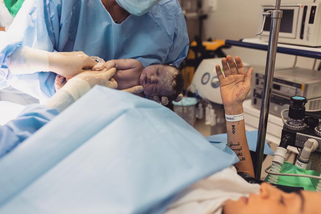 Os papais postaram as fotos de Tereza no Instagram