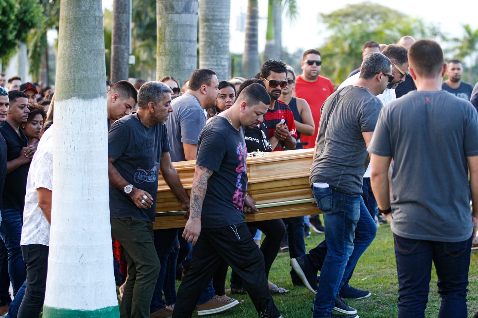 Enterro do corpo do empresário Edson Rodrigues