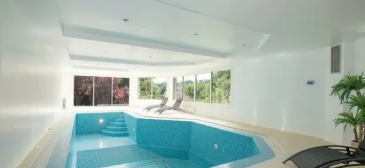 A mansão possui piscina interna
