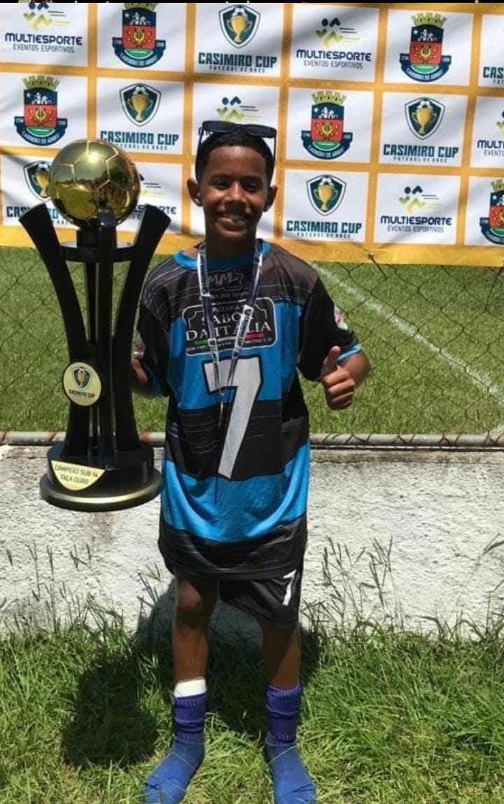 Família cria 'vakinha' para menino de SG jogar na Europa