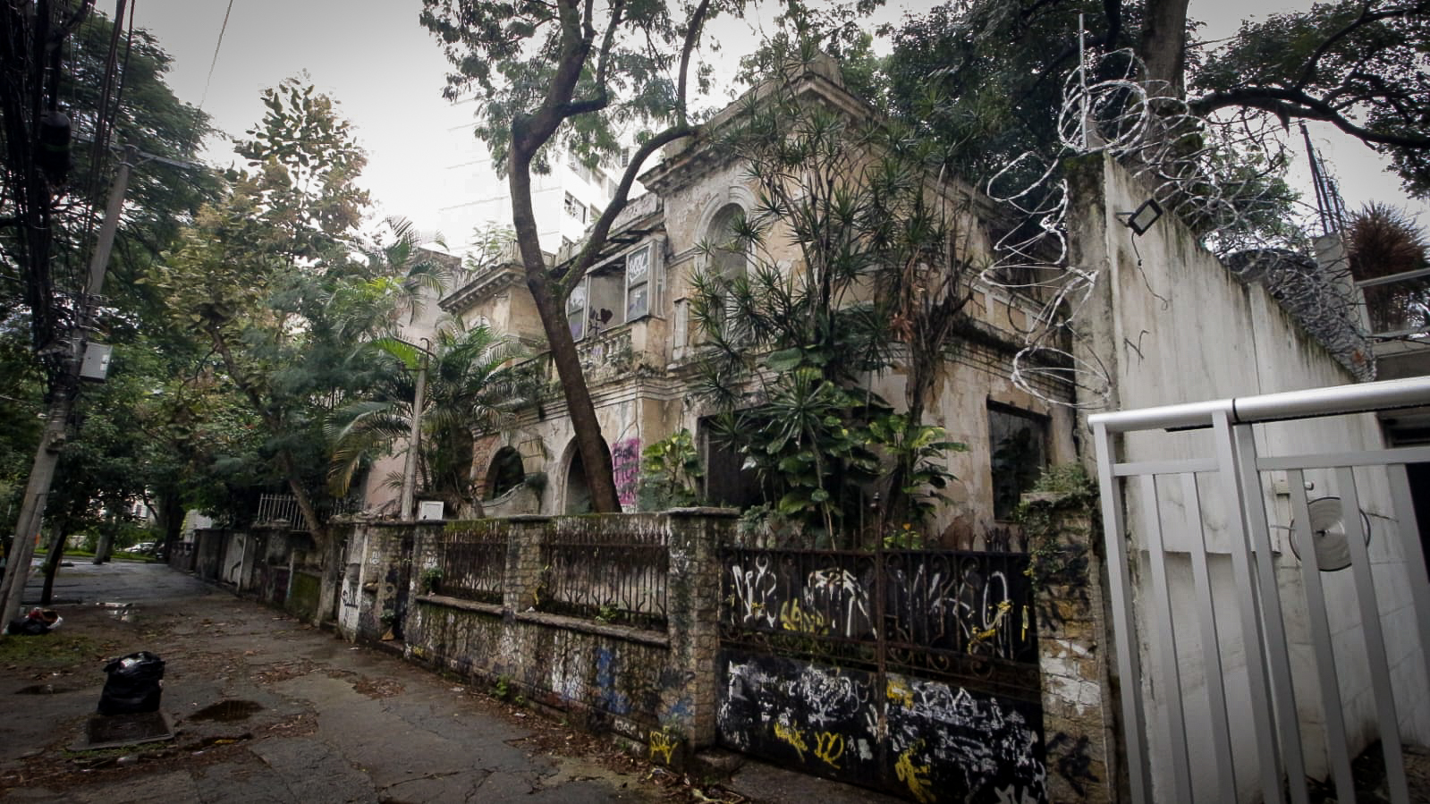 Moradores dos prédios ao redor reclamam da insegurança