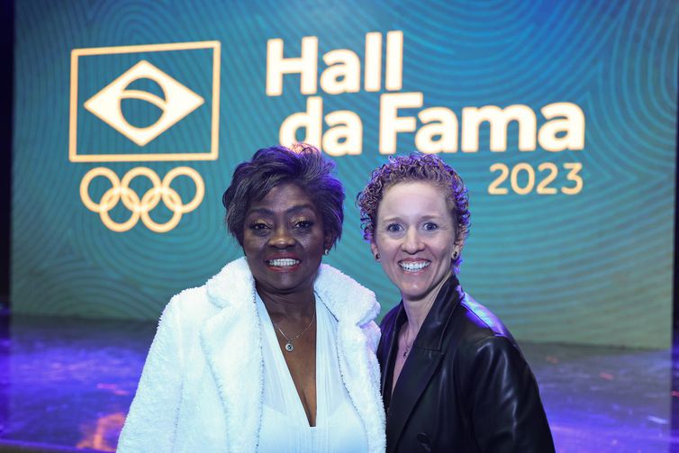 Maria Emília, filha da corredora Melânia Luz posa ao lado da pernanbucana Yane Marques, que também entrou no Hall da Fama do COB. Entre os feitos de Yane, está a conquista da primeira medalha do Brasil no pentatlo, nos Jogos de Londres (2012).