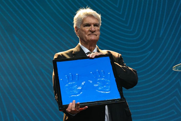 " Faz 63 anos que nadei uma Olimpíada e ganhei uma medalha e essa é a primeira vez que sou homenageado pelo COB.", disse ex-nadador Manoel dos Santos, bronze nos Jogos de Roma (1960).