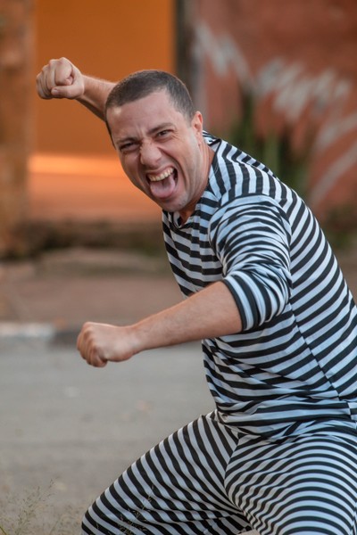 Adriano Tunes encarna o baixista Samuel