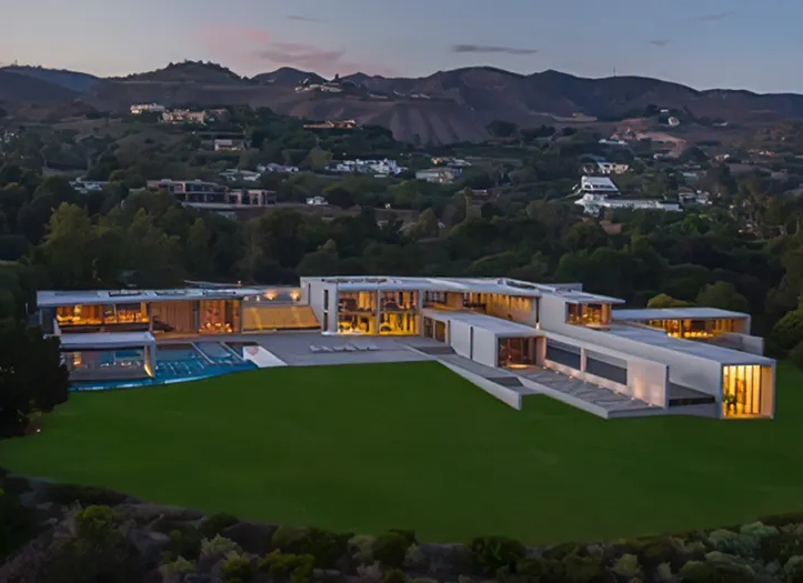 O casal comprou uma mansão avaliada em US$ 200 milhões, cerca de R$ 1 bilhão convertido diretamente.