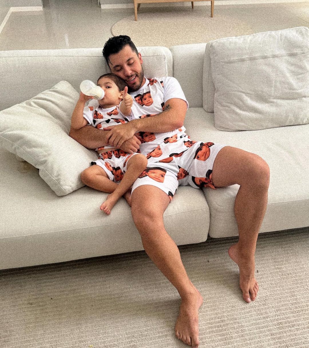 Os dois estavam usando pijamas combinando