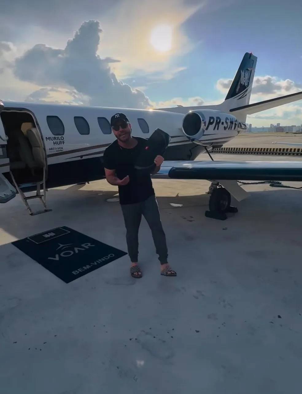 Murilo faz diversos voos com a aeronave