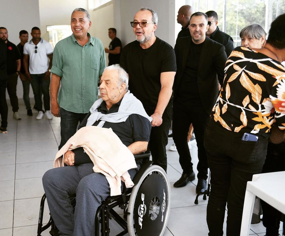 Sérgio Cabral cai no samba e beija muito em lançamento de enredo