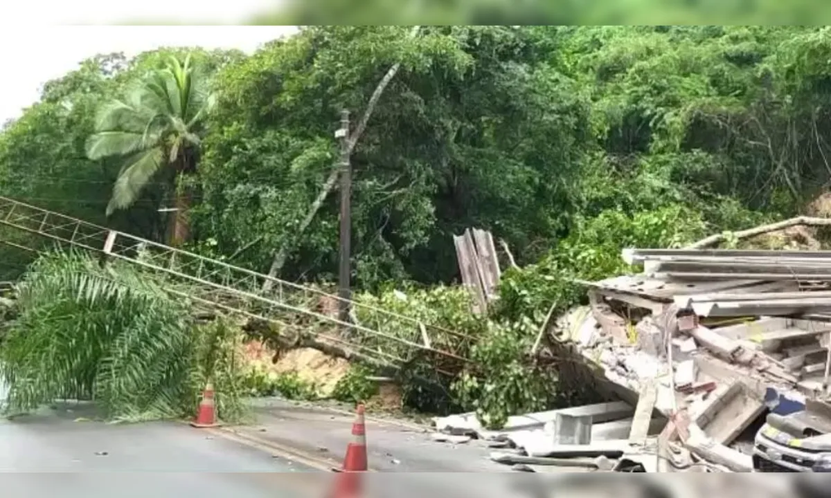 Deslizamento de terra destrói posto da PRF em Paraty