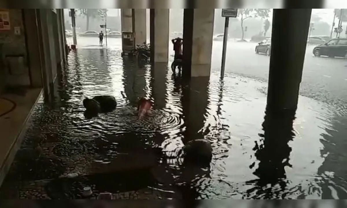 Tempo causa alagamentos e derruba árvores em Niterói