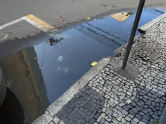 Água parada transforma rua de Niterói em verdadeiro córrego