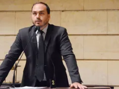 Após Michelle, Carlos Bolsonaro pode ganhar medalha em Niterói