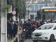 Assaltante de moto é espancado ao tentar atacar pedestres em Niterói