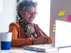 Carreira em transição: como se reinventar profissionalmente após os 40