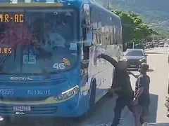 Confusão termina em pedrada e agressão em Maricá; vídeo