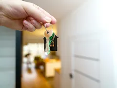 Corretora de imóveis que aplicava golpes em Niterói é presa