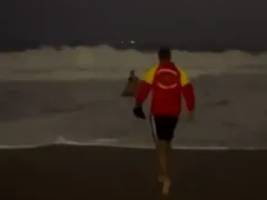 Por que não se deve entrar no mar à noite? Entenda