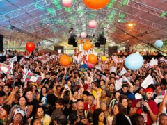 Samba, emoção e homenagens marcam a Noite dos Enredos no Rio