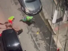 Vídeo flagra briga e agressões durante coleta de lixo em Niterói
