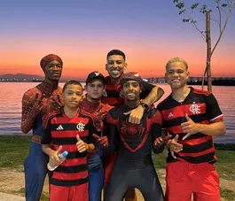 Quem são os 'homens-aranhas' que estão divertindo nas ruas de Niterói