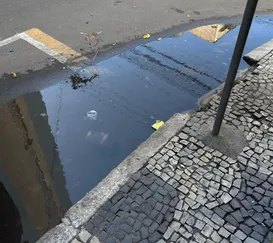 Água parada transforma rua de Niterói em verdadeiro córrego