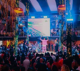 Bloco Seremos Felizes anima tarde de pagode ao lado do Mercado Municipal de Niterói