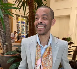 Ex-morador de SG vira destaque entre grifes de luxo e estrelas internacionais